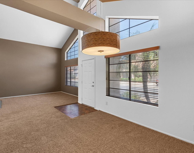 18416 N 46th Place - Photo Thumbnail 5