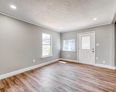 6715 Victoria Street - Photo Thumbnail 8