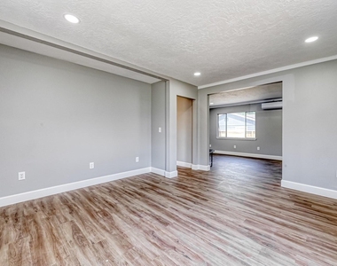 6715 Victoria Street - Photo Thumbnail 6