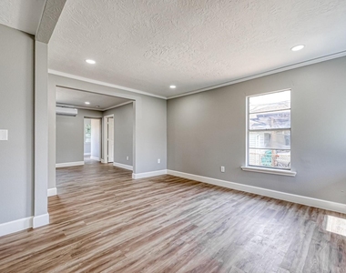 6715 Victoria Street - Photo Thumbnail 7