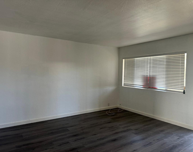 1111 E Turney Avenue - Photo Thumbnail 6