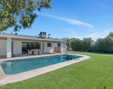 8225 E Jackrabbit Road - Photo Thumbnail 16