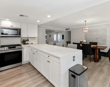 8225 E Jackrabbit Road - Photo Thumbnail 7