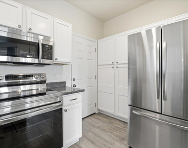 1633 E Lakeside Drive - Photo Thumbnail 7