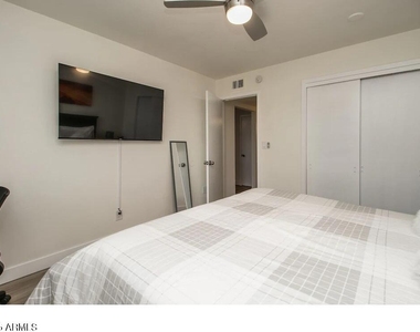 6809 E Earll Drive - Photo Thumbnail 13