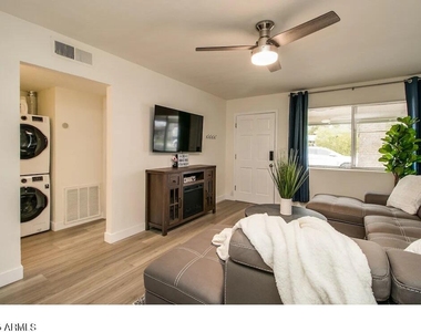 6809 E Earll Drive - Photo Thumbnail 5