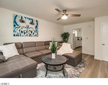 6809 E Earll Drive - Photo Thumbnail 4