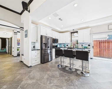 203 Las Brisas Street - Photo Thumbnail 10
