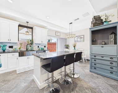 203 Las Brisas Street - Photo Thumbnail 11