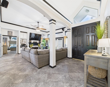 203 Las Brisas Street - Photo Thumbnail 6