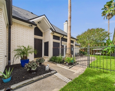 203 Las Brisas Street - Photo Thumbnail 2