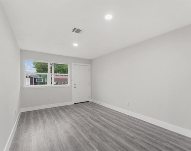 4630 Clover Street - Photo Thumbnail 7