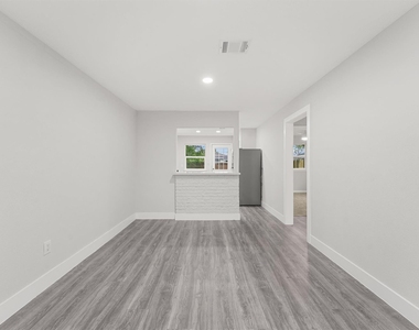 4630 Clover Street - Photo Thumbnail 5