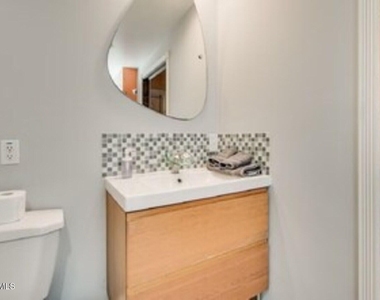 830 E Maryland Avenue - Photo Thumbnail 11