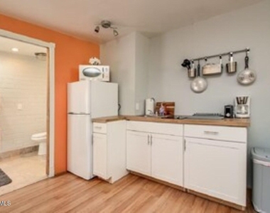 830 E Maryland Avenue - Photo Thumbnail 3