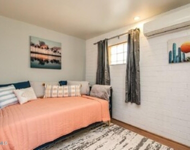 830 E Maryland Avenue - Photo Thumbnail 7