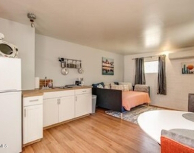 830 E Maryland Avenue - Photo Thumbnail 4