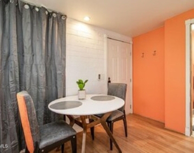 830 E Maryland Avenue - Photo Thumbnail 6