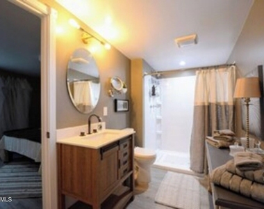830 E Maryland Avenue - Photo Thumbnail 16