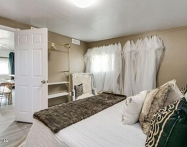 830 E Maryland Avenue - Photo Thumbnail 11