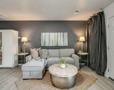 830 E Maryland Avenue - Photo Thumbnail 2