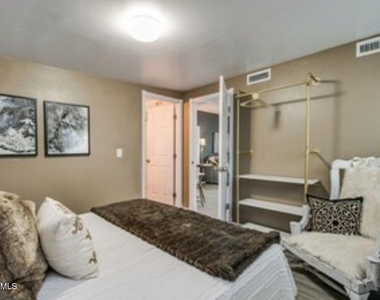 830 E Maryland Avenue - Photo Thumbnail 12