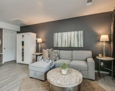 830 E Maryland Avenue - Photo Thumbnail 3