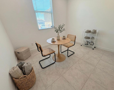 3807 S 65th Avenue - Photo Thumbnail 5