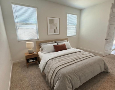 3807 S 65th Avenue - Photo Thumbnail 7