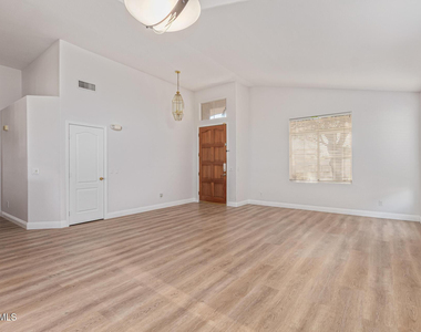 15213 N 55th Way - Photo Thumbnail 7