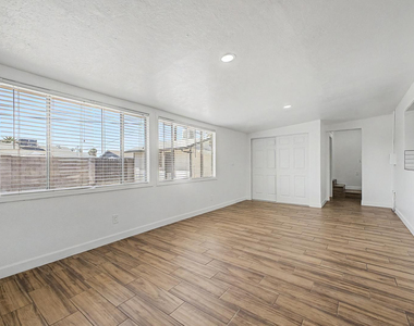 3519 W Orchid Lane - Photo Thumbnail 10