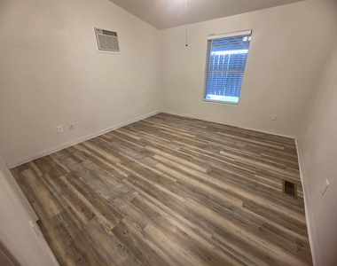 1612 N 201st Avenue - Photo Thumbnail 8