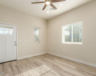 814 S 1st Avenue - Photo Thumbnail 3