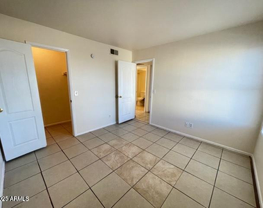 4325 N 21st Drive - Photo Thumbnail 7