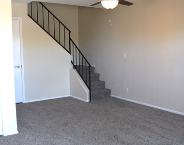 286 W Palomino Drive - Photo Thumbnail 2