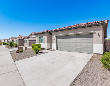 19532 N 27th Place - Photo Thumbnail 2