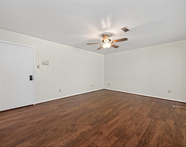 1701 Mistletoe Lane - Photo Thumbnail 20