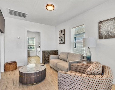 5301 Avenue M - Photo Thumbnail 2
