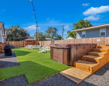 5301 Avenue M - Photo Thumbnail 14