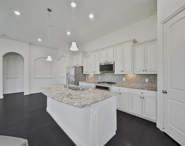 11030 Sarah Bluff Lane - Photo Thumbnail 12