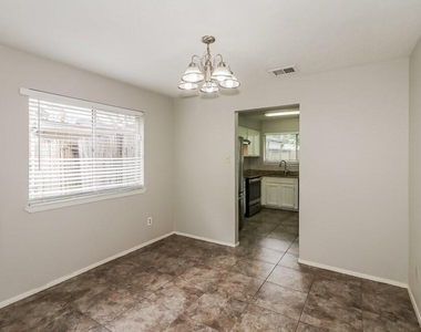 11923 Yeatmah Lane - Photo Thumbnail 4