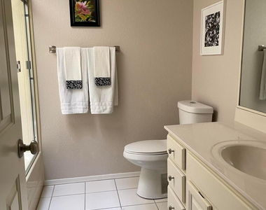 5521 E Paradise Drive - Photo Thumbnail 7