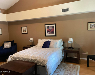 5521 E Paradise Drive - Photo Thumbnail 10