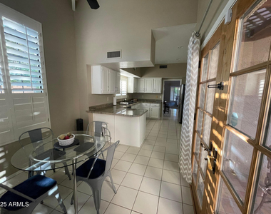 5521 E Paradise Drive - Photo Thumbnail 12