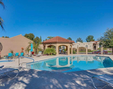 5521 E Paradise Drive - Photo Thumbnail 2
