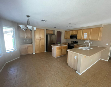1053 W Bruce Avenue - Photo Thumbnail 3