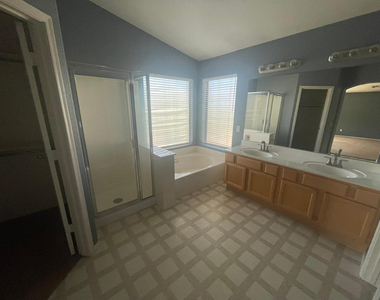 1053 W Bruce Avenue - Photo Thumbnail 15