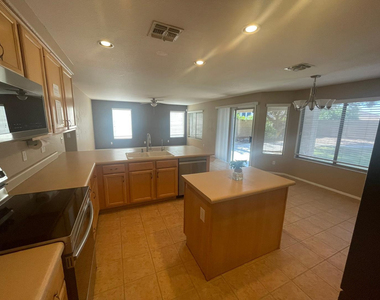 1053 W Bruce Avenue - Photo Thumbnail 4