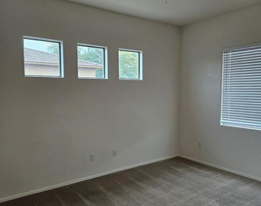 15240 N 142nd Avenue - Photo Thumbnail 14