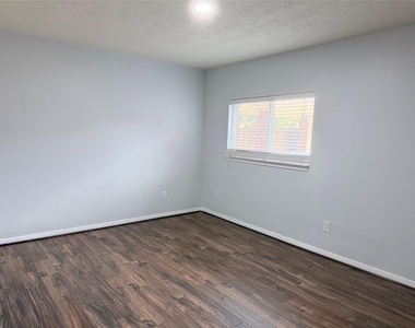 11308 Madison Court - Photo Thumbnail 7
